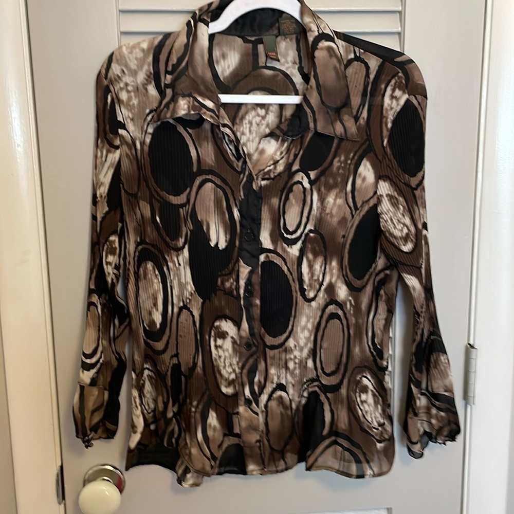 Graphic blouse.